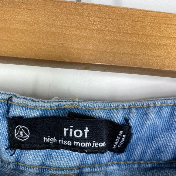 Riot Missguided High-Rise Light Wash Blue Denim Mom Jeans Women's Size 25 - Picture 6 of 9